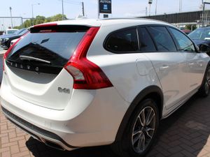 VOLVO V60 2.0D4 CROSS COUNTRY 5DR ESTATE AUTOMATIC - Image 4