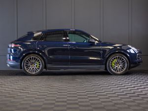 2021 Porsche Cayenne 3.0 E-Hybrid - Image 2