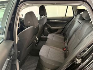 Skoda Octavia OCTAVIA STYLE 2.0 TDI 4DR 1 Owner FS - Image 4