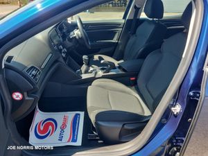 Renault Megane PLAY BLUE DCI 115 MY18 4DR - Image 4