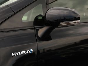 Prius Alpha 2015 black hybrid - Image 3