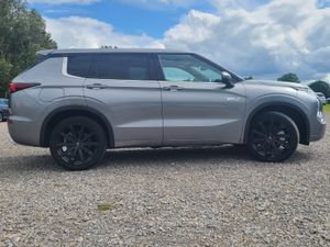 2022 Mitsubishi Outlander PHEV | Plug-In Hybrid - Image 4