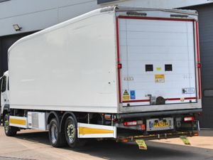 2018 VOLVO FM-330 6X2 FRIDGE LORRY - Image 4