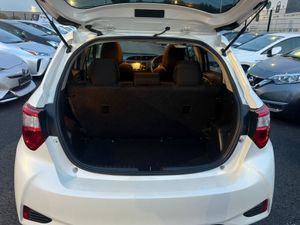 Vitz 2020 1L white low milage - Image 4