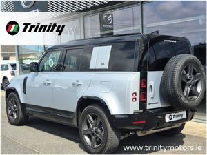 Land Rover Defender X-dynamic 6 Seat Black Editio - Image 3