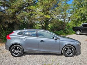 Volvo V40 D2 MOM ED 5DR - Image 2