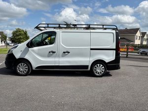 ABSOLUTELY IMMACULATE 2017 (171) NISSAN - Image 4