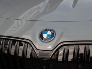 BMW 7 Series 750e - Image 4