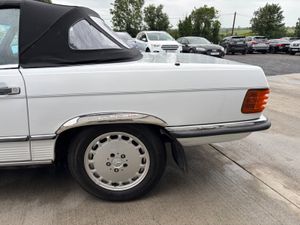 STUNNING 1988 MERCEDES-BENZ 300 - Image 3