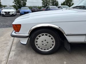 STUNNING 1988 MERCEDES-BENZ 300 - Image 2