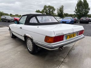STUNNING 1988 MERCEDES-BENZ 300 - Image 4