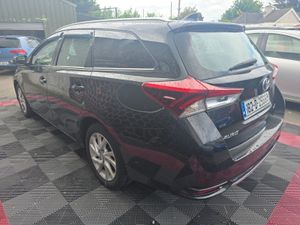 182 TOYOTA AURIS HYBRID LUNA TOURING SPORT - Image 4