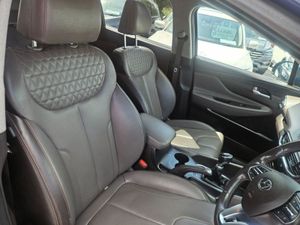 Hyundai Santa Fe 4WD Executive Plus 5DR - Image 4