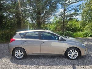 Toyota Auris 1.4 D-4d Aura 4DR - Image 3