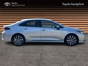 Toyota Corolla LUNA SPORT SALOON // HEATED SEATS / - Image 3