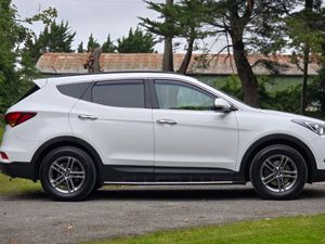 2017 Hyundai Santa Fe 2.2 CRDI 4WD 7 SEATS - Image 3