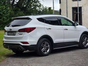 2017 Hyundai Santa Fe 2.2 CRDI 4WD 7 SEATS - Image 4