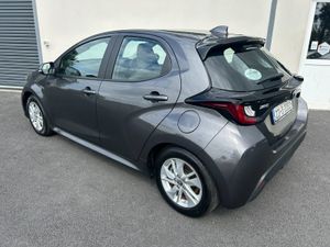 221 Toyota Yaris 1.5 Hybrid Luna Auto - Image 3