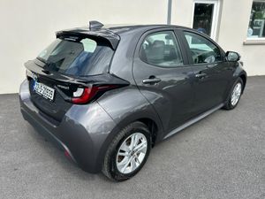 221 Toyota Yaris 1.5 Hybrid Luna Auto - Image 4