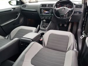 Volkswagen Jetta Highline, Warranty, low milage, - Image 2