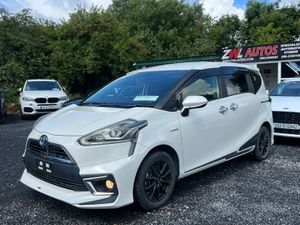 17 Toyota Sienta 1.5 Hybrid  Reverse Camera - Image 2