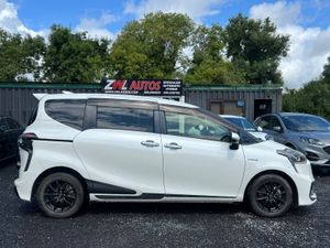 17 Toyota Sienta 1.5 Hybrid  Reverse Camera - Image 4