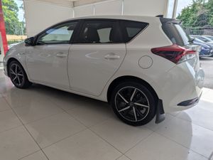 2018 Toyota Auris Hybrid Luna Sport - Image 2