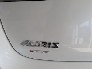 2018 Toyota Auris Hybrid Luna Sport - Image 3