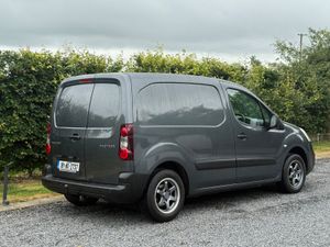 2018 Peugeot Partner Professional Low KMS - Image 4