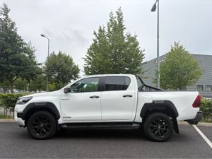 Toyota Hilux INVINCIBLE 2.8 AUTO 4X4 - Image 2