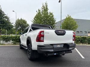 Toyota Hilux INVINCIBLE 2.8 AUTO 4X4 - Image 3