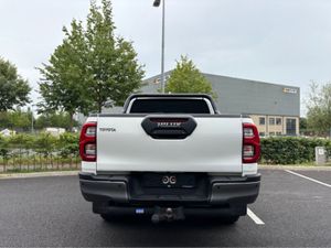 Toyota Hilux INVINCIBLE 2.8 AUTO 4X4 - Image 4