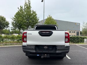 Toyota Hilux INVINCIBLE 2.8 AUTO 4X4 - Image 4