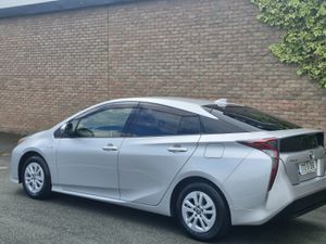 Toyota Prius 2017 - Image 2