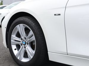 BMW 320I WHITE - Image 4