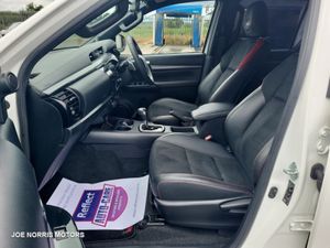 Toyota Hilux 2.4 Diesel Crewcab Z GR SPORT 4WD AUT - Image 4