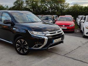 2017 Mitsubishi Outlander Low Milage-mint conditio - Image 2