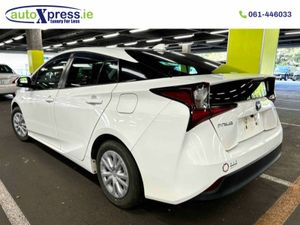 Toyota Prius E, Hybrid, Automatic, Reverse camera - Image 3