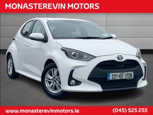 Toyota Yaris HYBRID LUNA 4DR AUTO - APPLE CARPLAY - Image 2