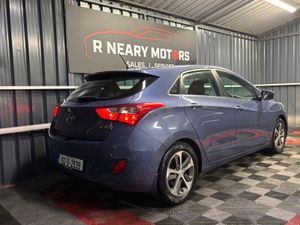 2015 152 Hyundai i30 1.6 Diesel Deluxe - Image 2