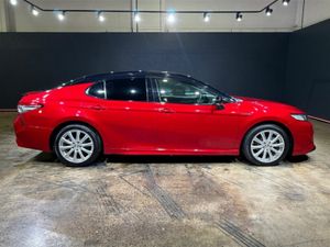 Toyota Camry 2.5 HYBRID - RED/BLACK TWO-TONE - Image 3
