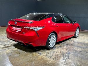Toyota Camry 2.5 HYBRID - RED/BLACK TWO-TONE - Image 4