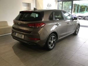 Hyundai i30 Deluxe 5DR Petrol - Only 32 000 Km - - Image 2