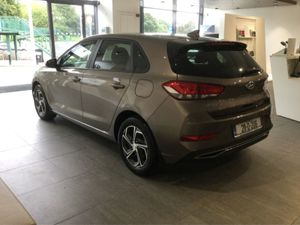 Hyundai i30 Deluxe 5DR Petrol - Only 32 000 Km - - Image 3