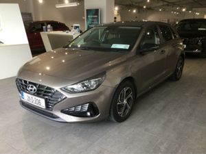 Hyundai i30 Deluxe 5DR Petrol - Only 32 000 Km - - Image 4