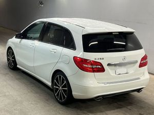Mercedes-Benz B-Class B180 Auto 5DR - Image 3