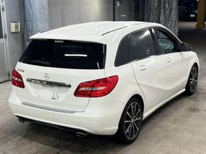 Mercedes-Benz B-Class B180 Auto 5DR - Image 4