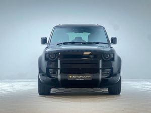 Land Rover Defender HSE X-dynamic P400e  pan Roof - Image 2