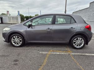 Toyota Auris 2008 Mint Condition - Image 2