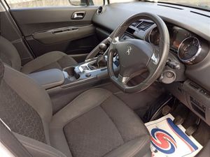 Peugeot 3008 1.6 Hdi 115 bhp Active - Image 3